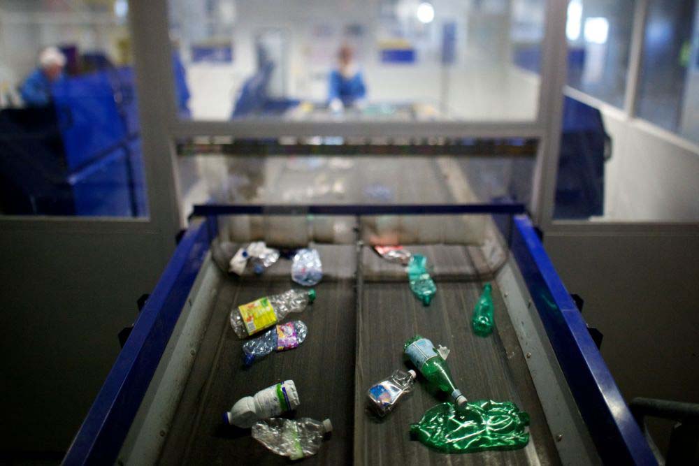 déchets plastiques recyclés sur un tapis